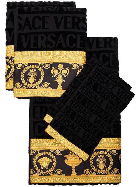 versace habdtuch|Versace bath towels.